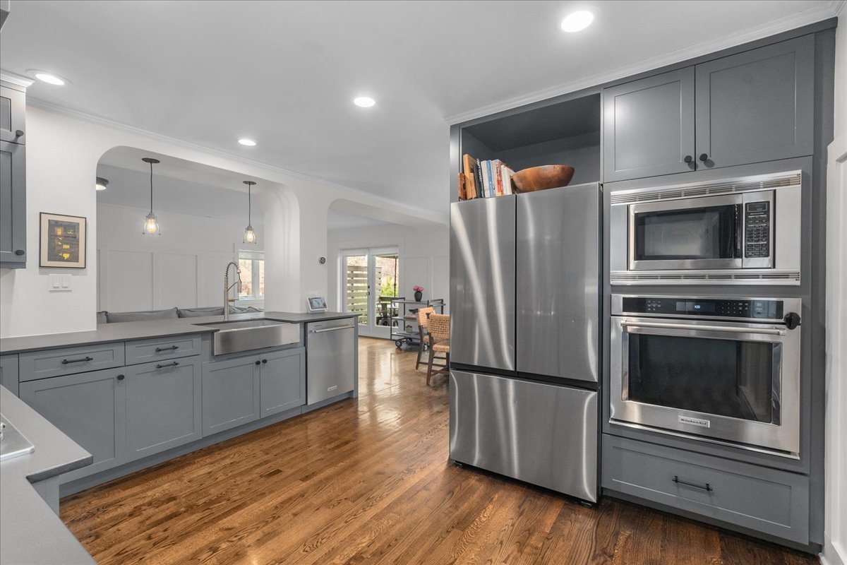 2087 W Greenleaf Avenue