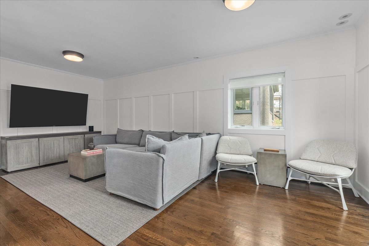 2087 W Greenleaf Avenue