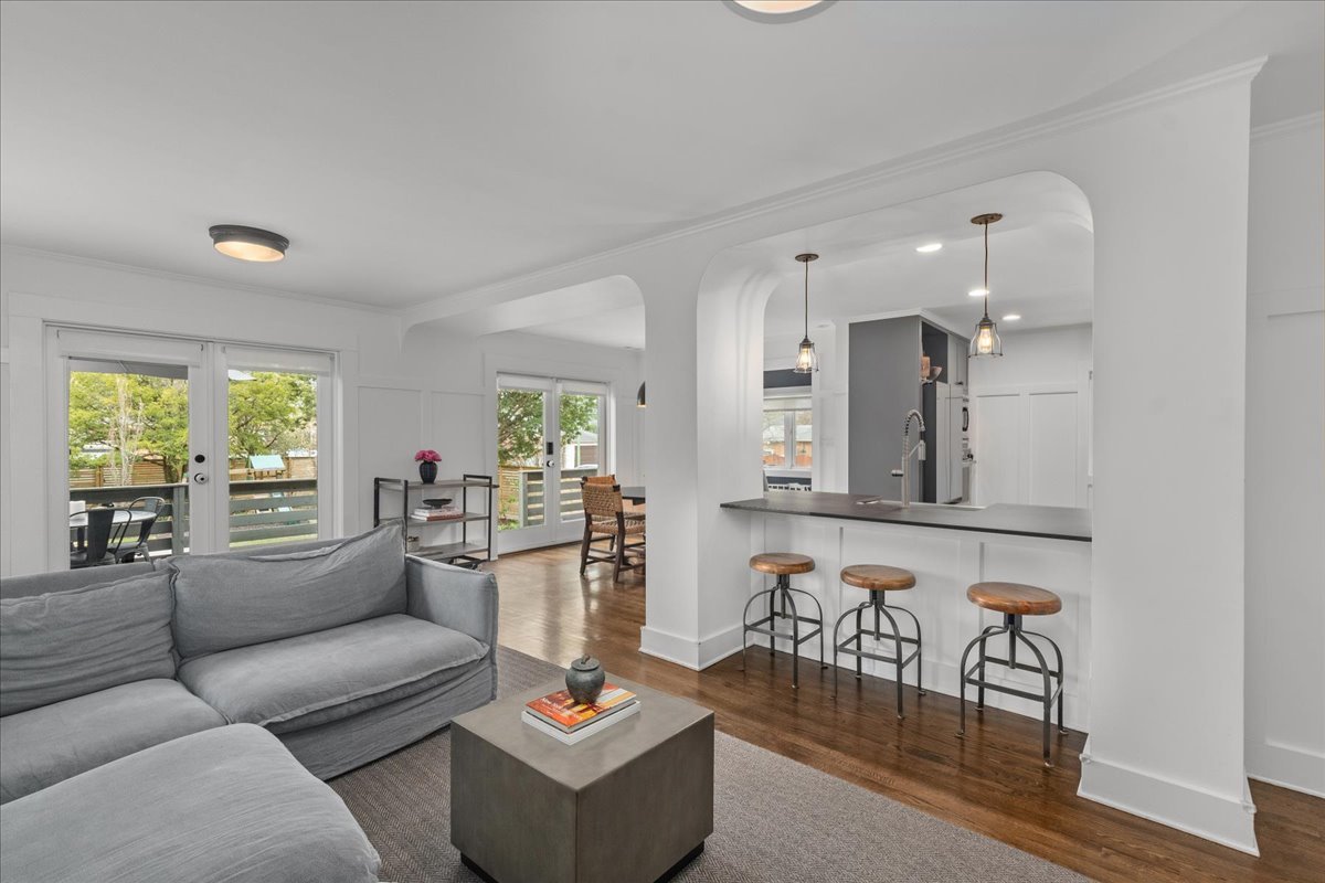 2087 W Greenleaf Avenue