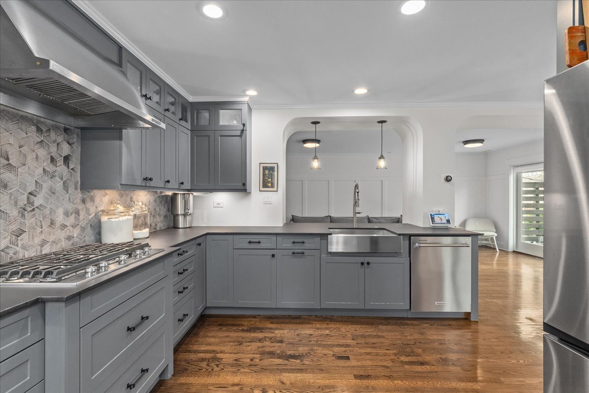 2087 W Greenleaf Avenue