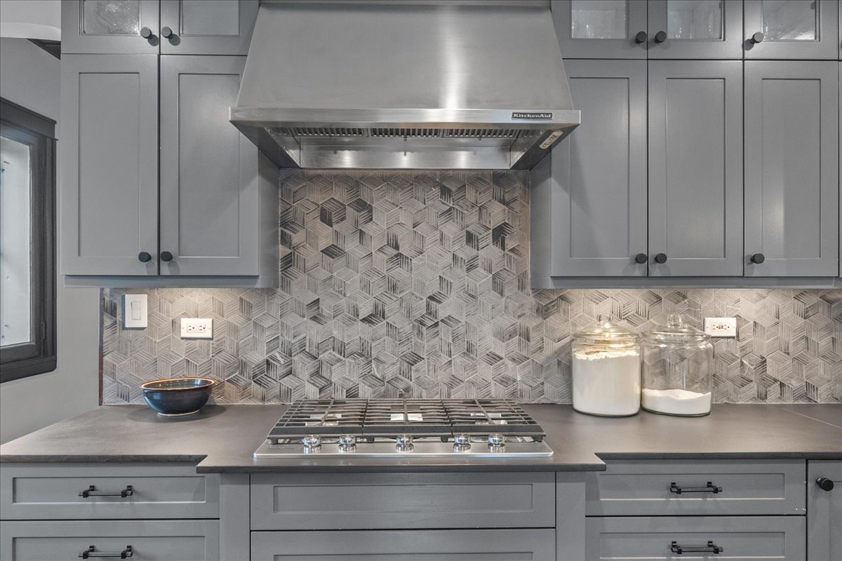 2087 W Greenleaf Avenue