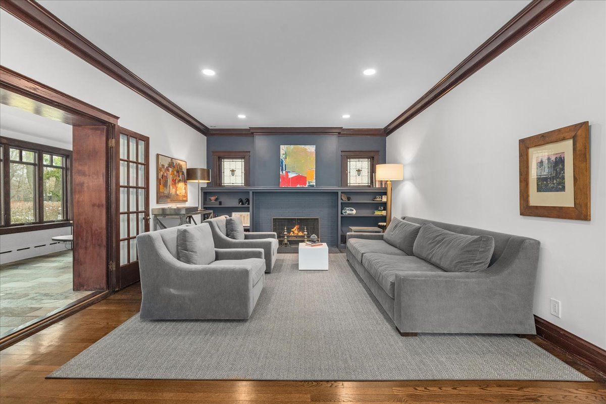 2087 W Greenleaf Avenue