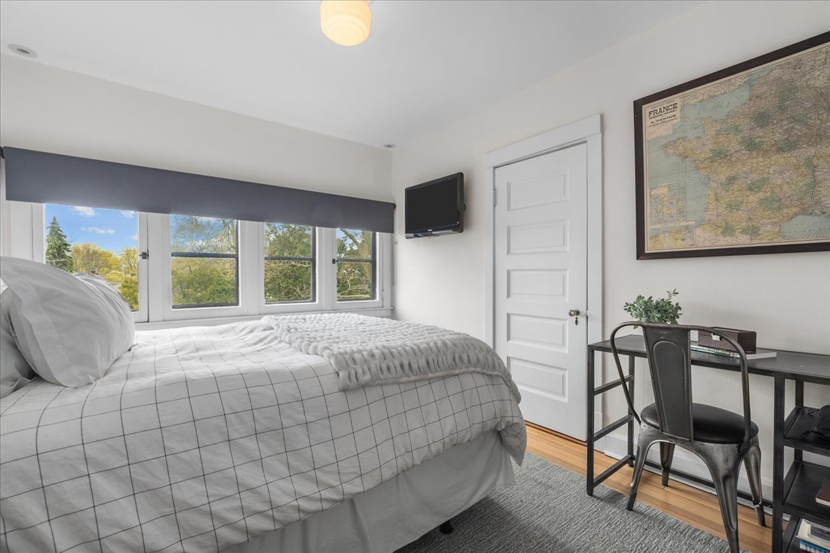 2087 W Greenleaf Avenue