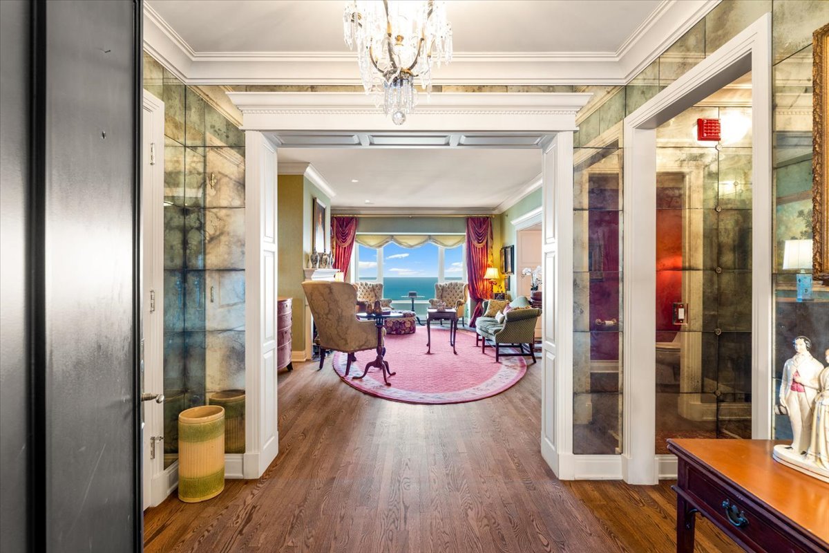 800 N Michigan Avenue Unit: 5501