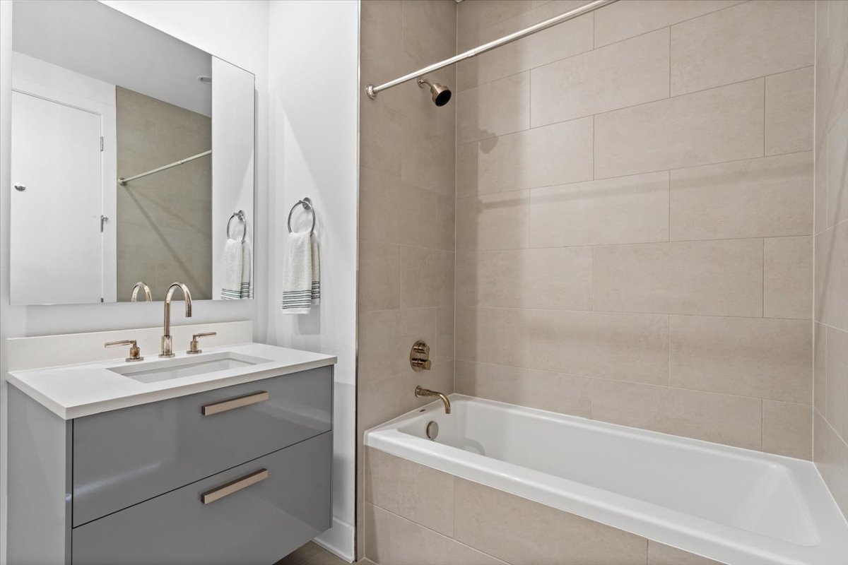 403 N Wabash Avenue Unit: 10C