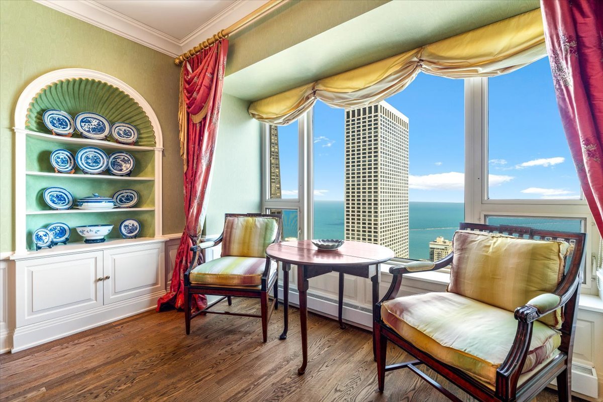800 N Michigan Avenue Unit: 5501