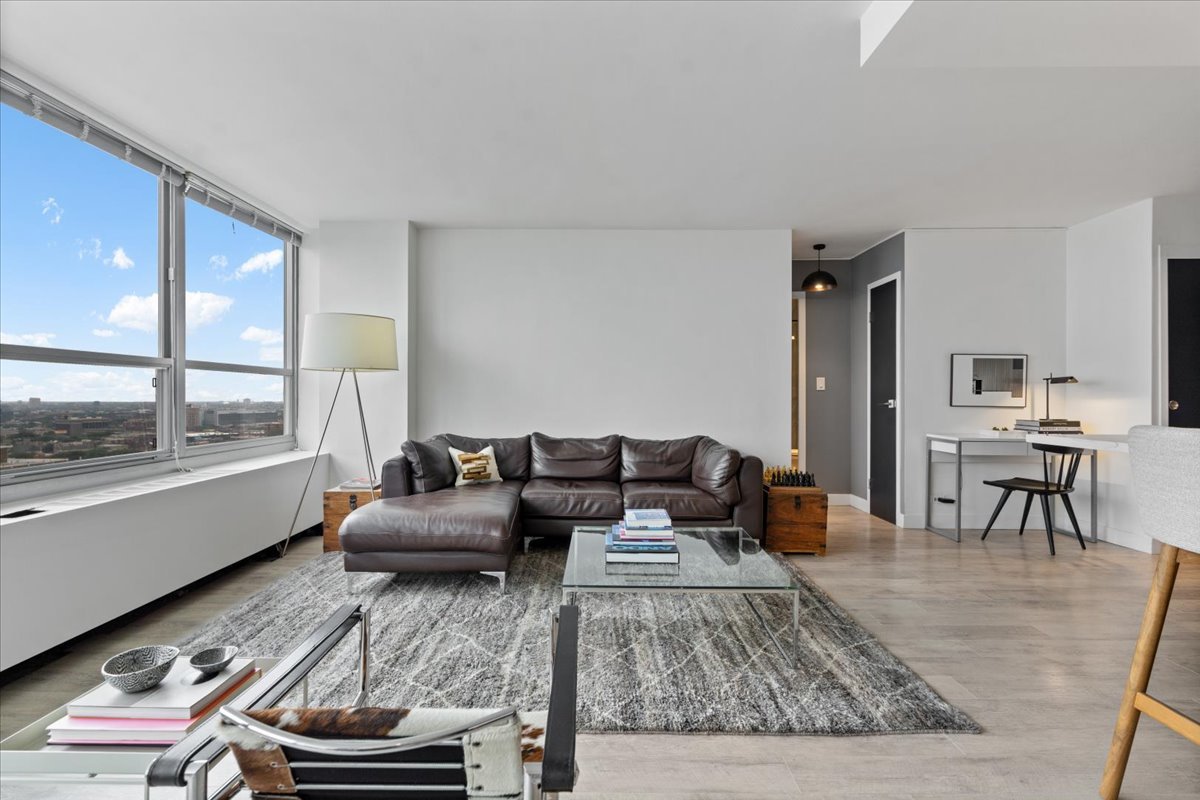3550 N Lake Shore Drive Unit: 2706