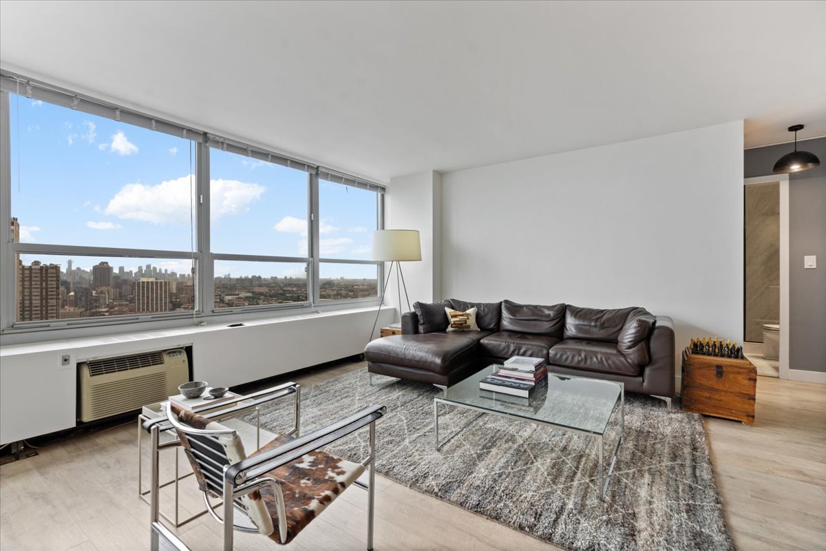 3550 N Lake Shore Drive Unit: 2706
