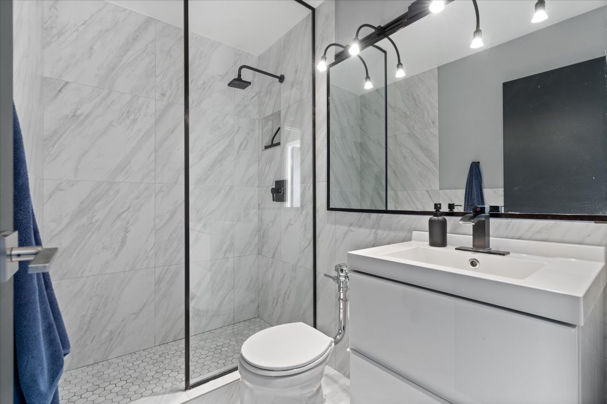 3550 N Lake Shore Drive Unit: 2706