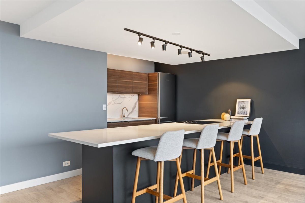 3550 N Lake Shore Drive Unit: 2706