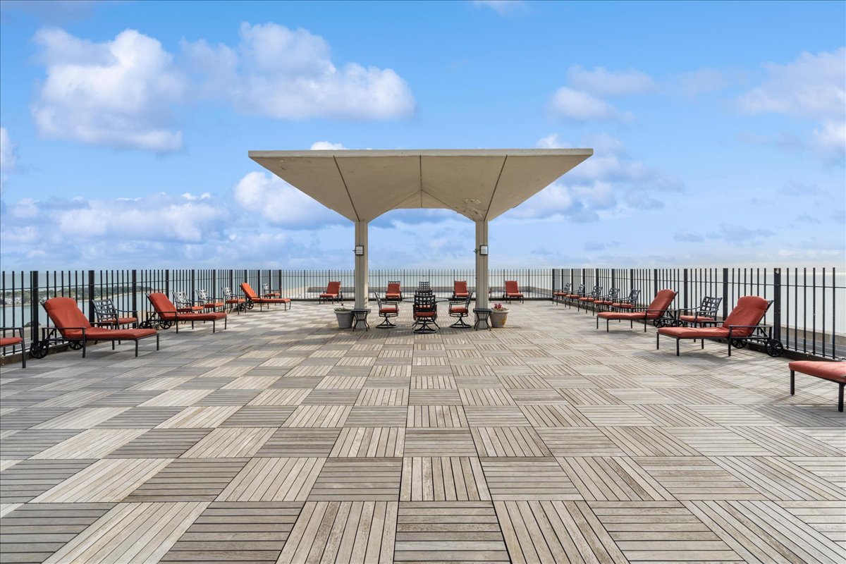3550 N Lake Shore Drive Unit: 2706