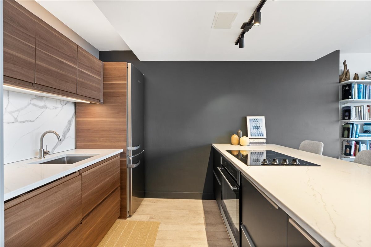 3550 N Lake Shore Drive Unit: 2706
