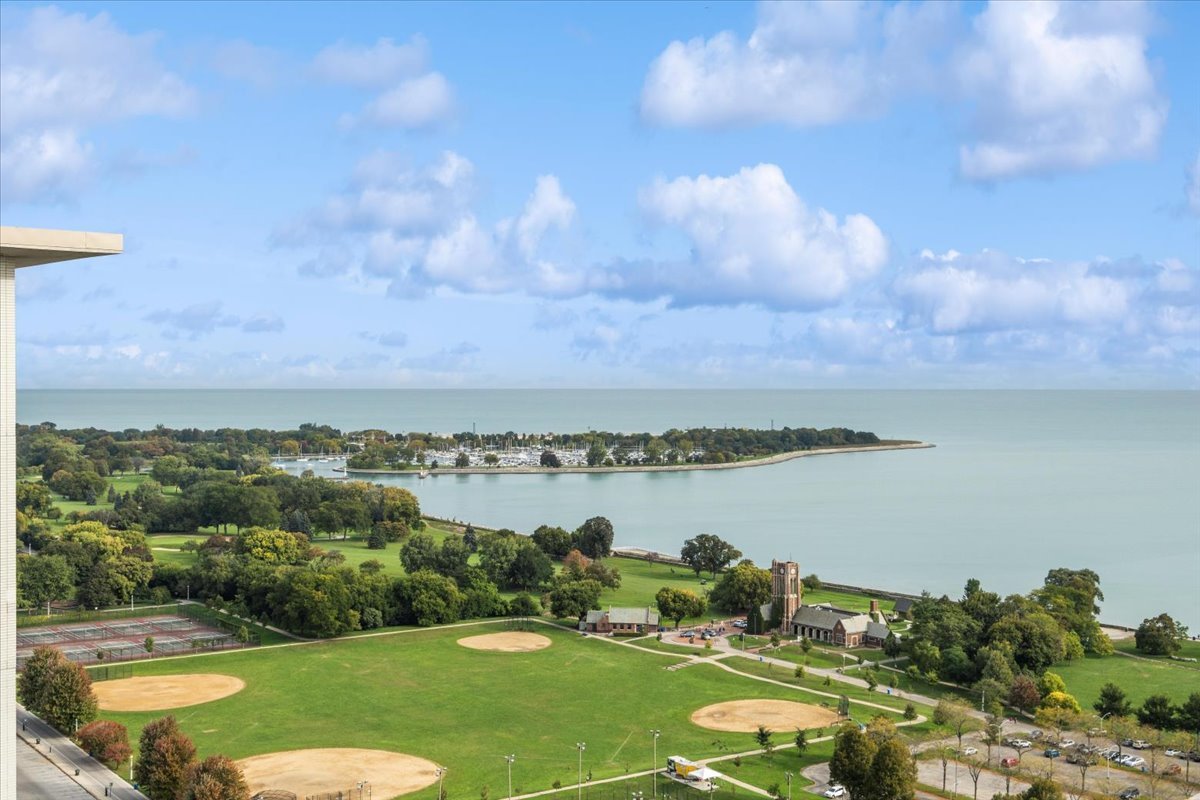 3550 N Lake Shore Drive Unit: 2706