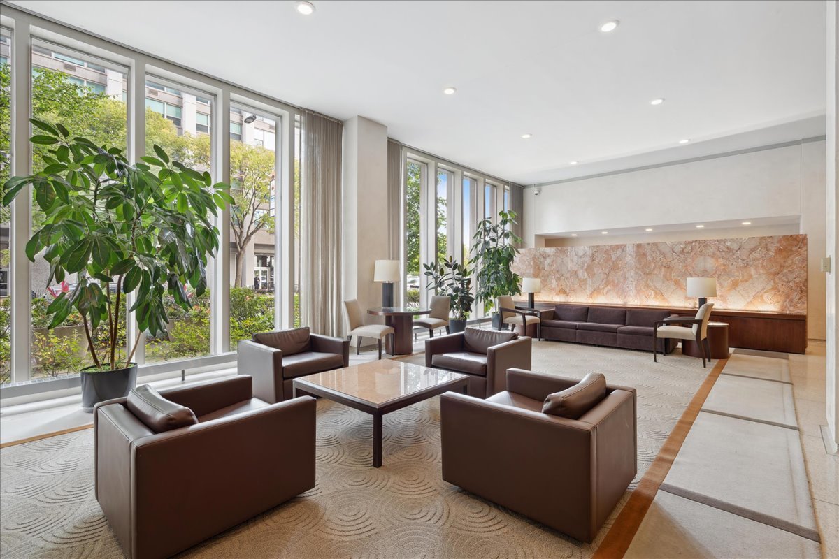 3550 N Lake Shore Drive Unit: 2706