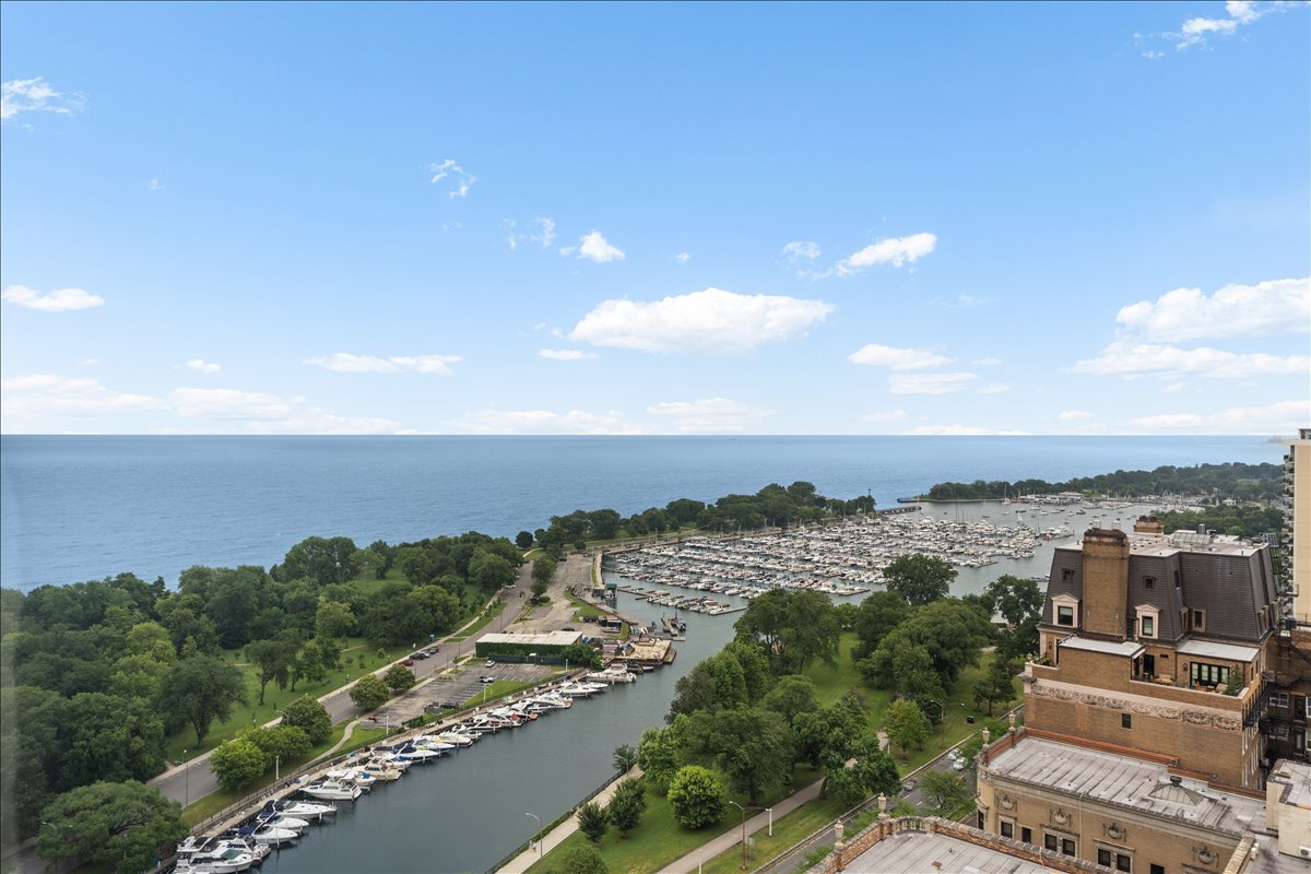 3550 N Lake Shore Drive Unit: 2706