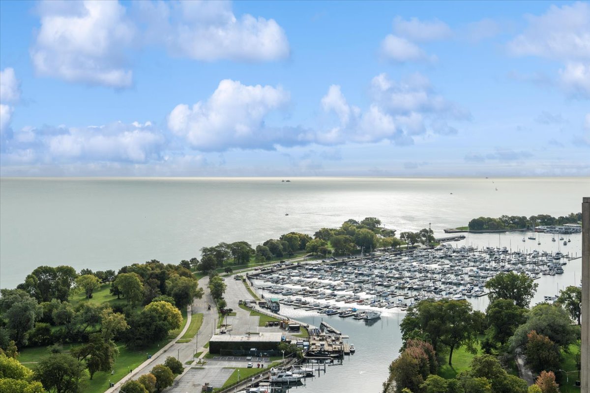 3550 N Lake Shore Drive Unit: 2706