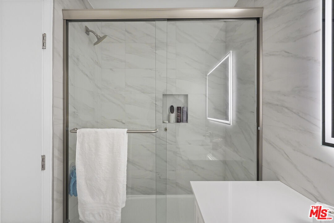 5403 Newcastle Ave Unit: 18