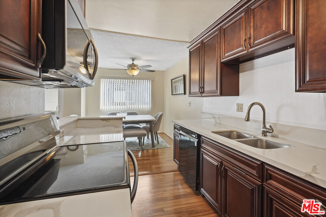 5403 Newcastle Ave Unit: 18
