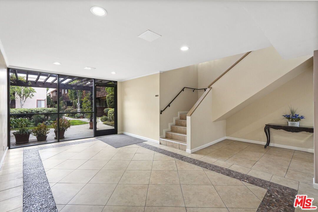 5403 Newcastle Ave Unit: 18