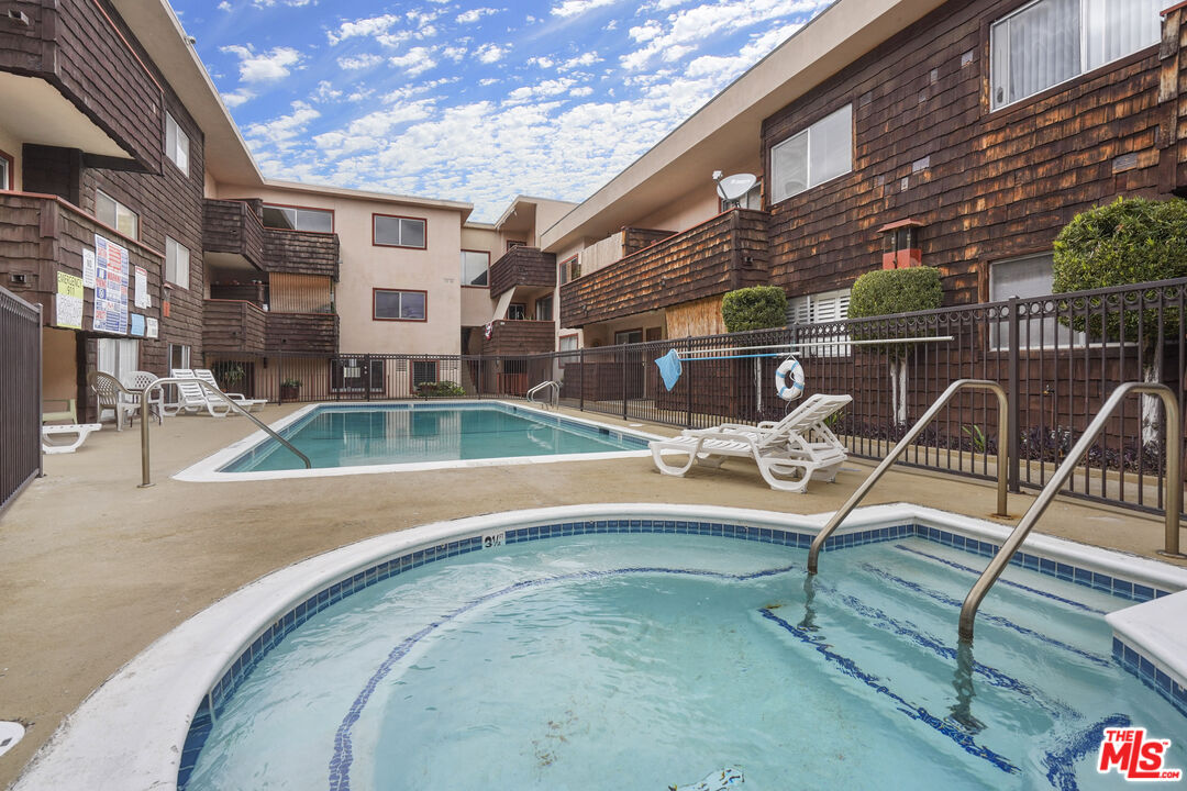 5403 Newcastle Ave Unit: 18