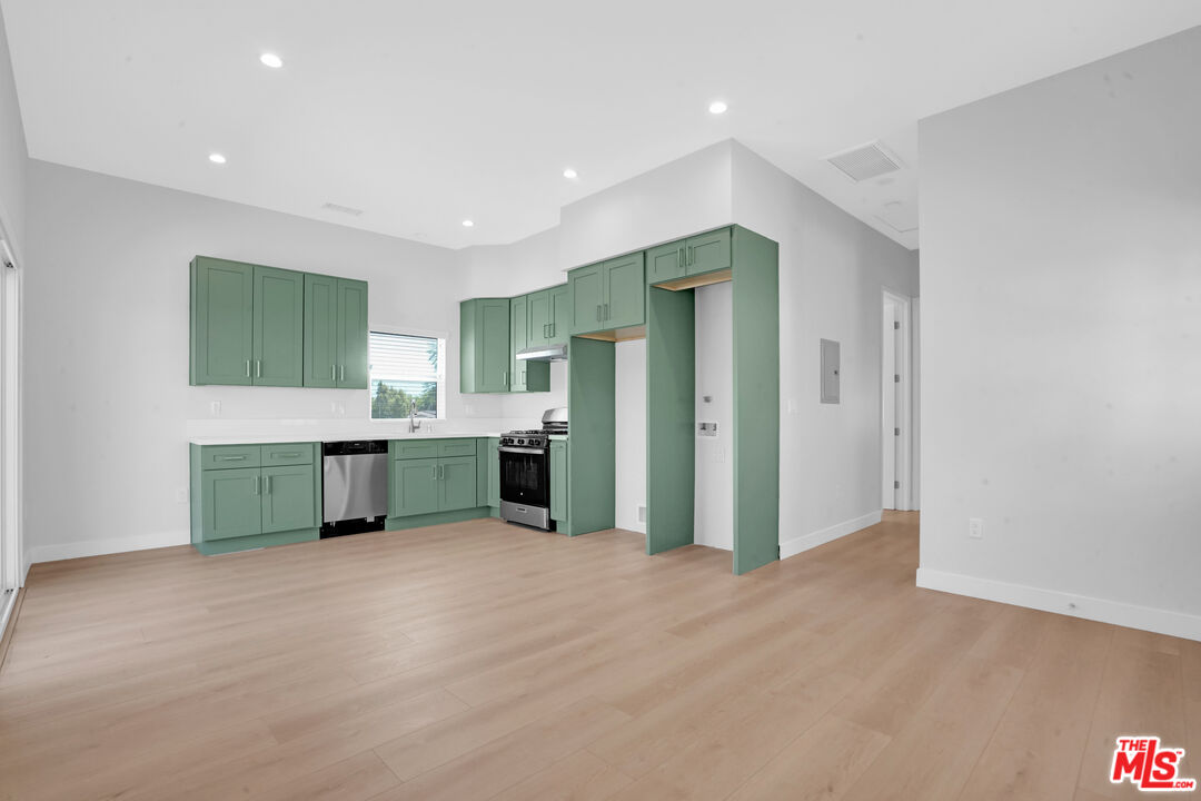 616 Royal Oaks Dr Unit: 1