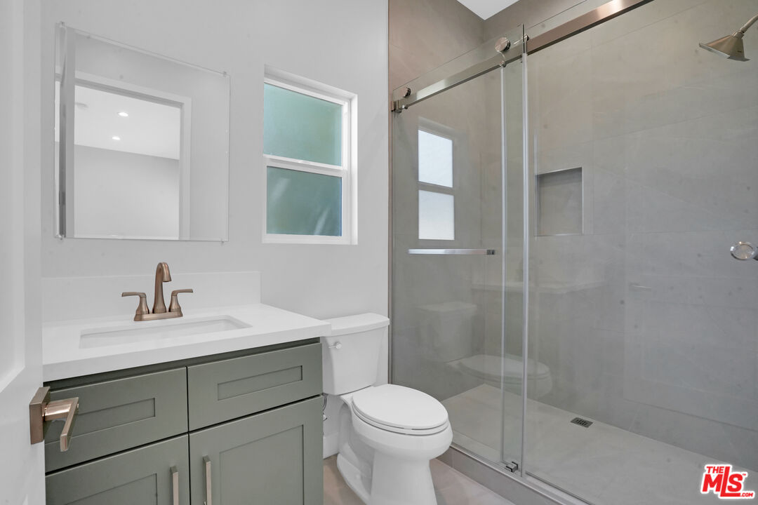 616 Royal Oaks Dr Unit: 1