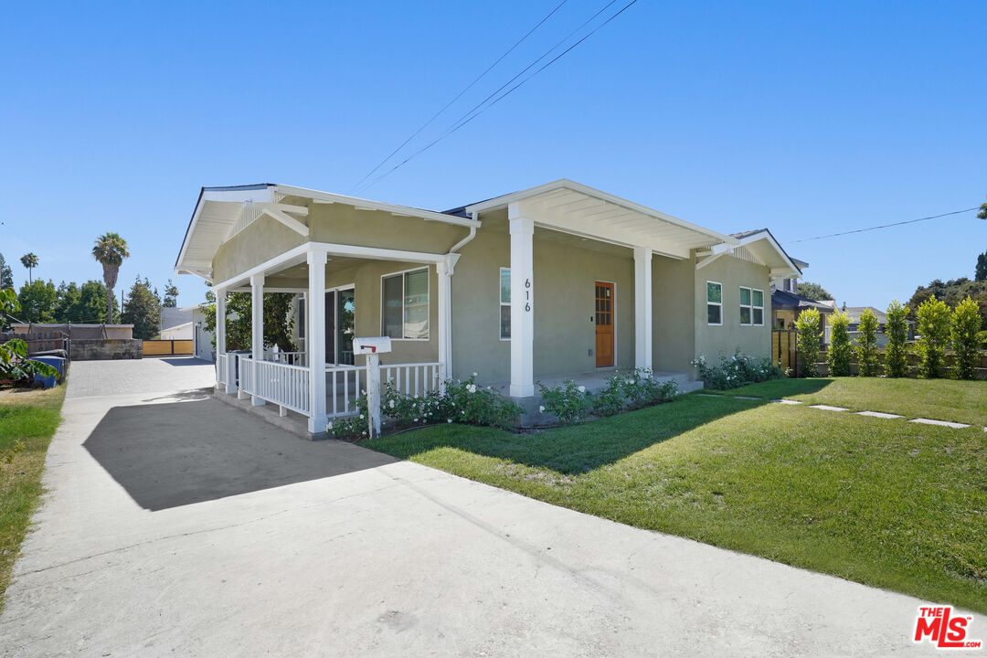 616 Royal Oaks Dr