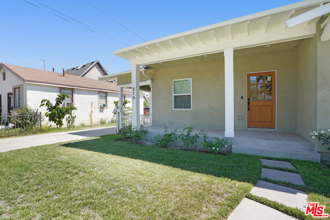 616 Royal Oaks Dr