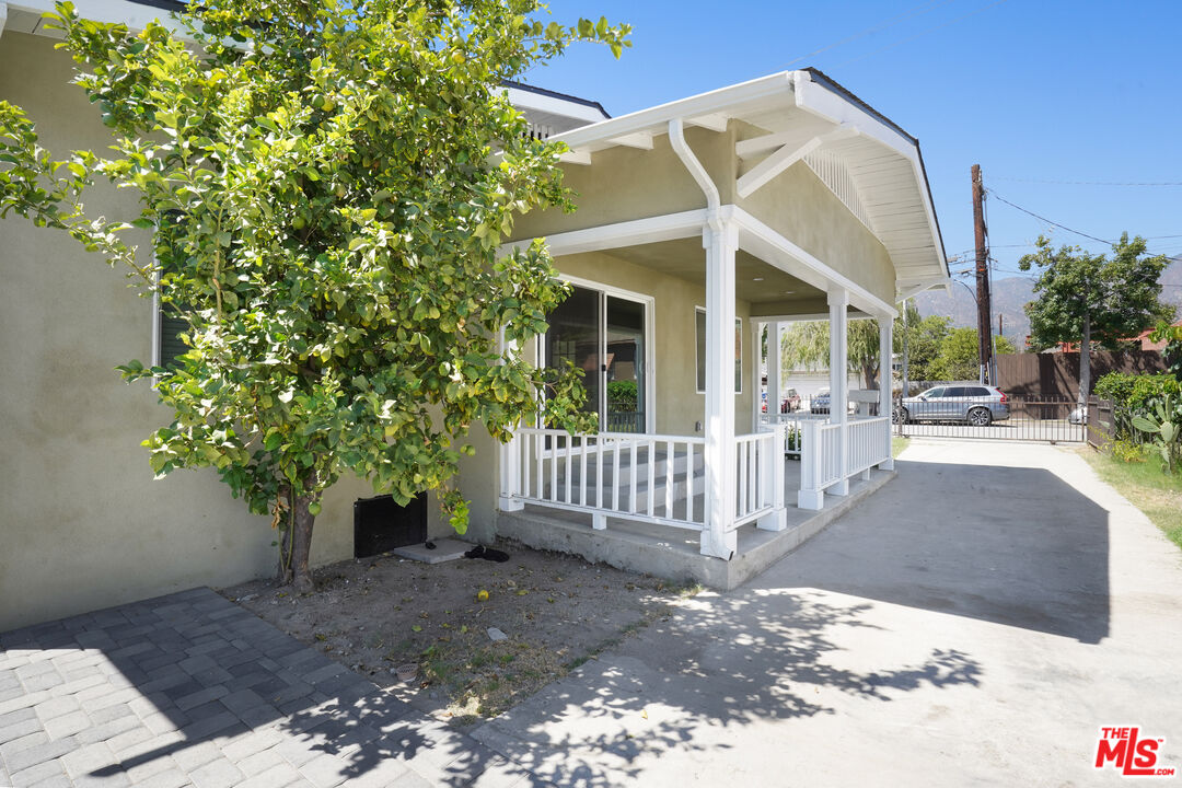 616 Royal Oaks Dr