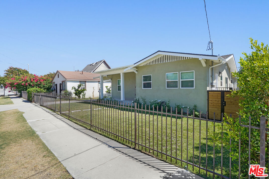 616 Royal Oaks Dr