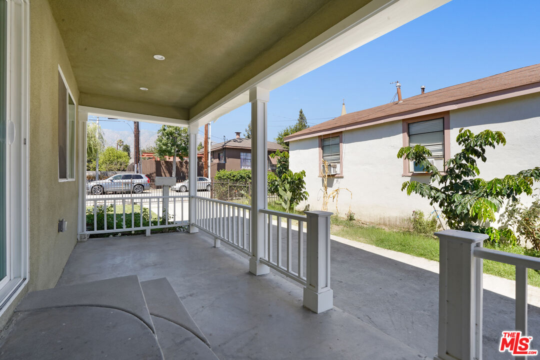 616 Royal Oaks Dr