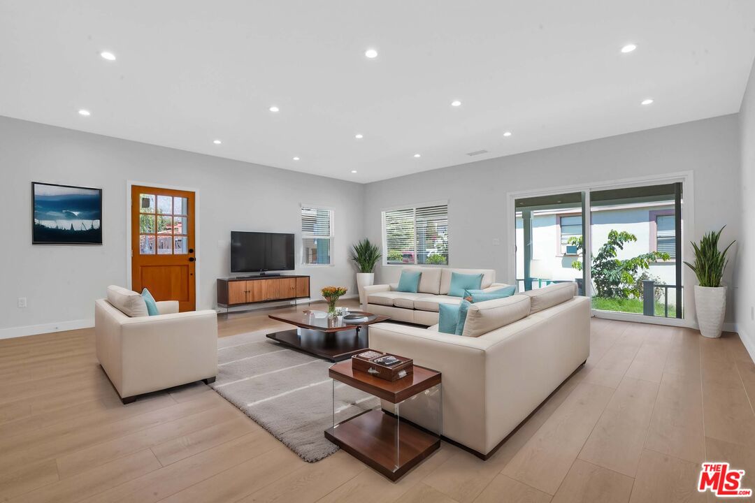 616 Royal Oaks Dr