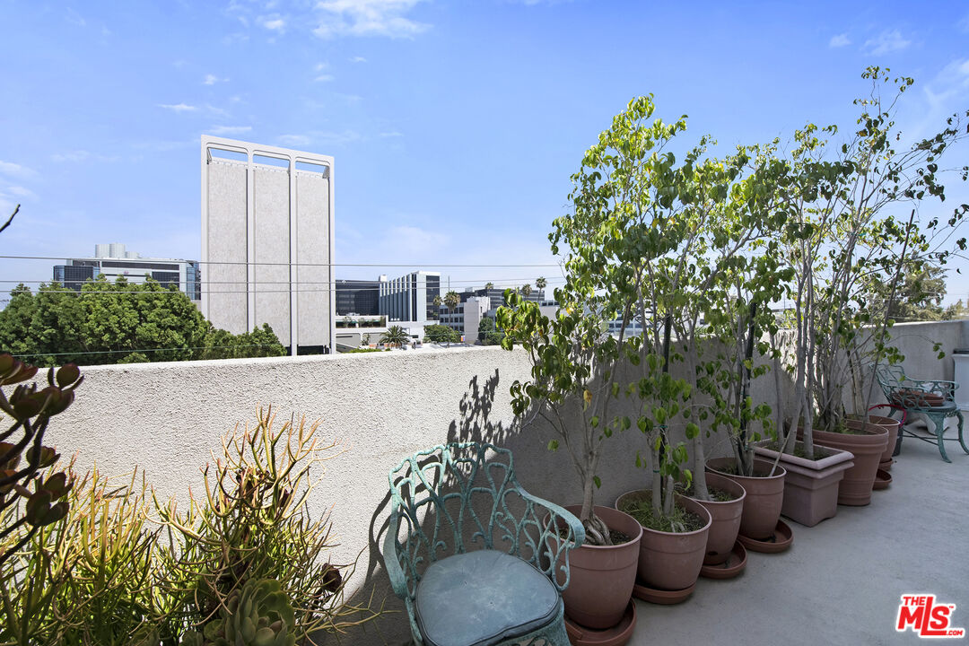 122 N Clark Dr Unit: 404