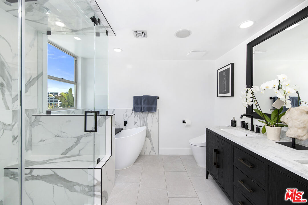 122 N Clark Dr Unit: 404