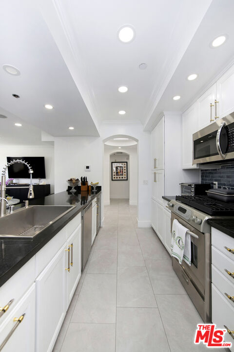 122 N Clark Dr Unit: 404