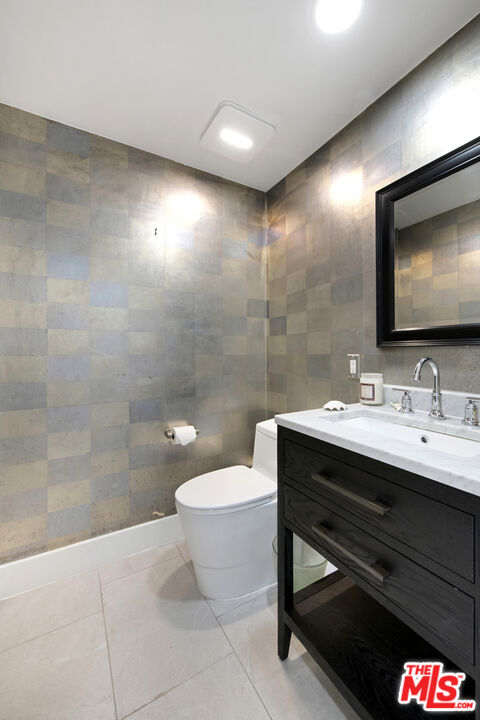 122 N Clark Dr Unit: 404