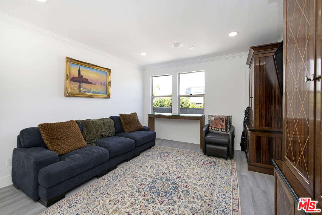 122 N Clark Dr Unit: 404