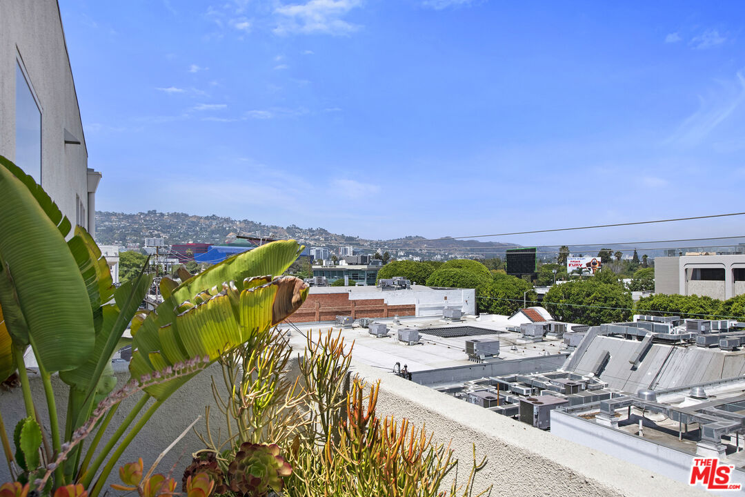 122 N Clark Dr Unit: 404