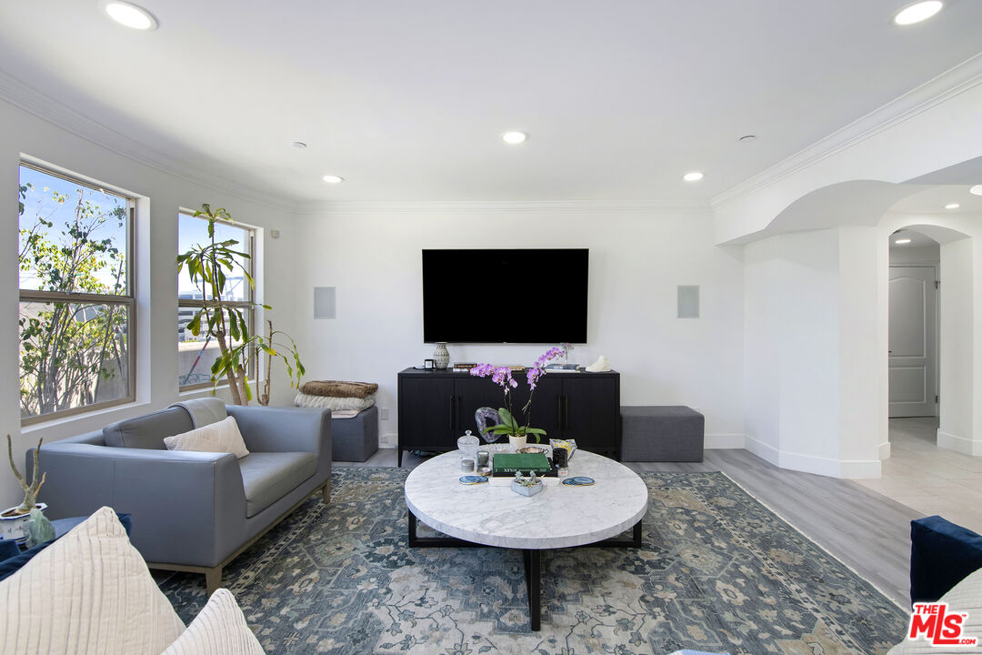 122 N Clark Dr Unit: 404