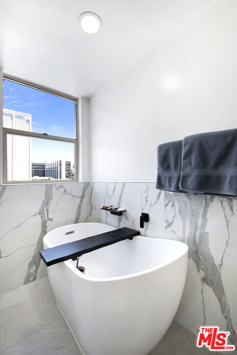 122 N Clark Dr Unit: 404