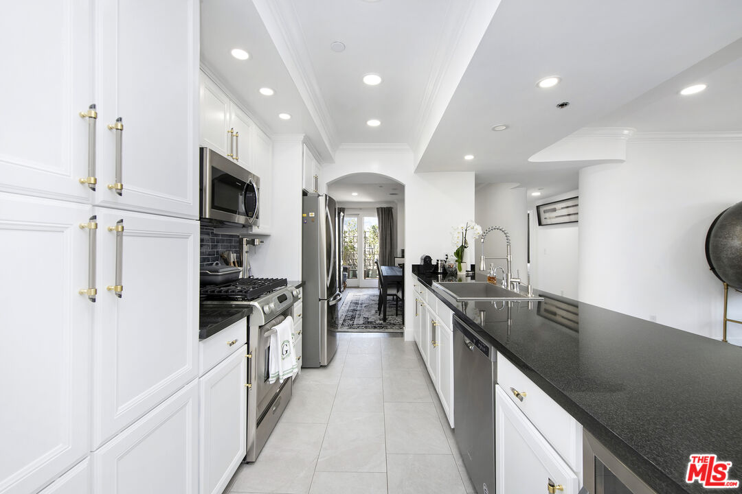 122 N Clark Dr Unit: 404