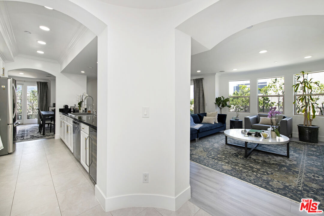 122 N Clark Dr Unit: 404