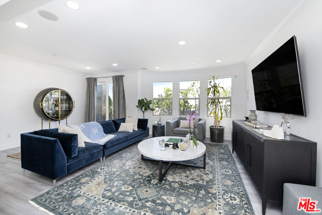 122 N Clark Dr Unit: 404