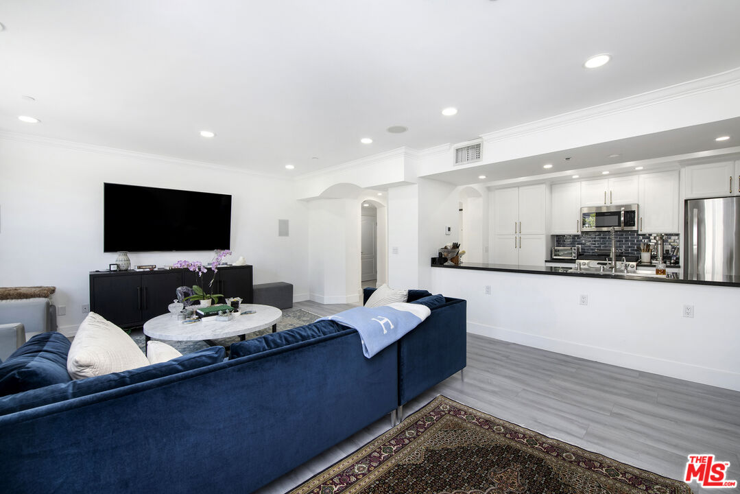 122 N Clark Dr Unit: 404