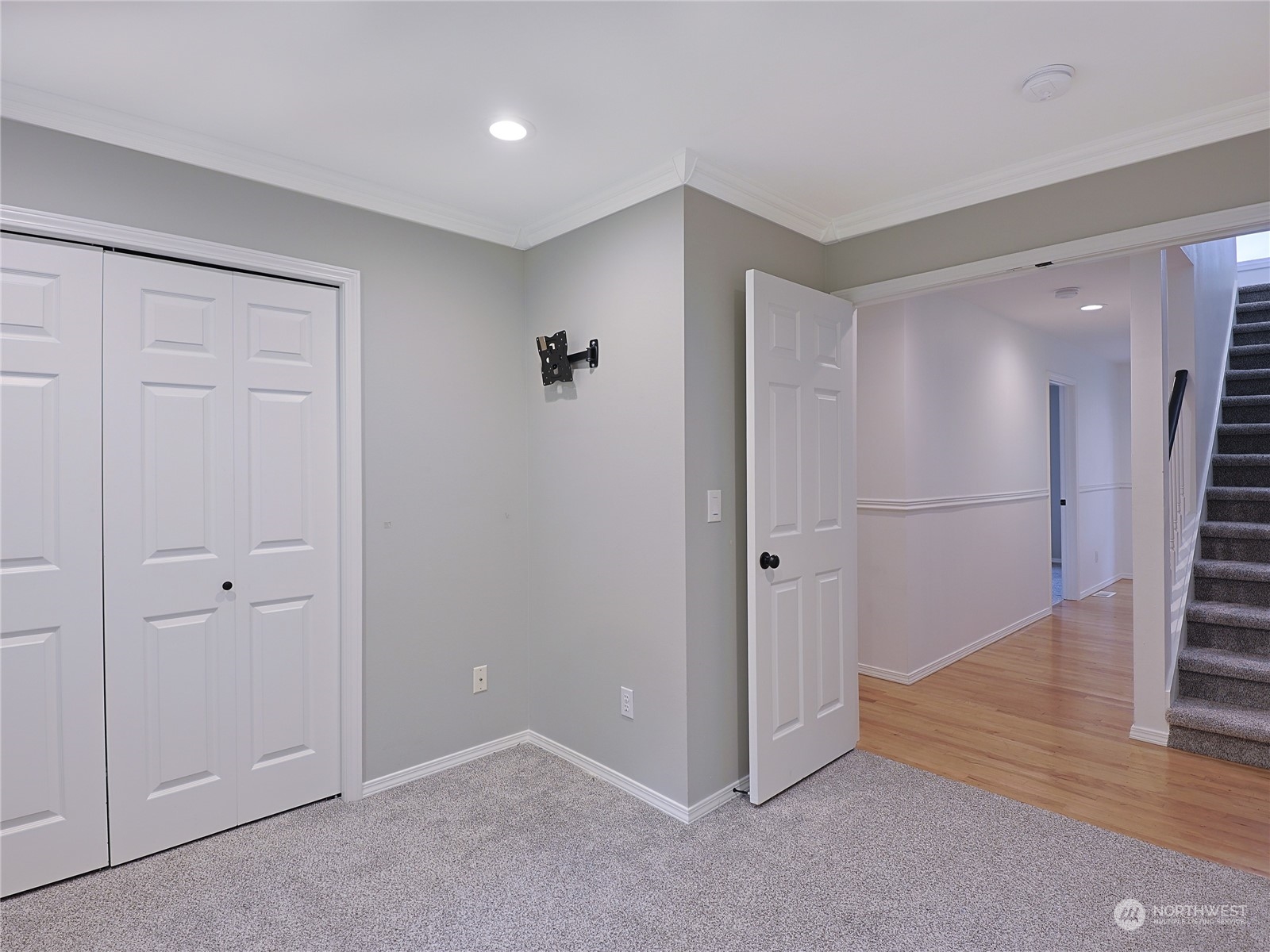 3420 East Broadway St