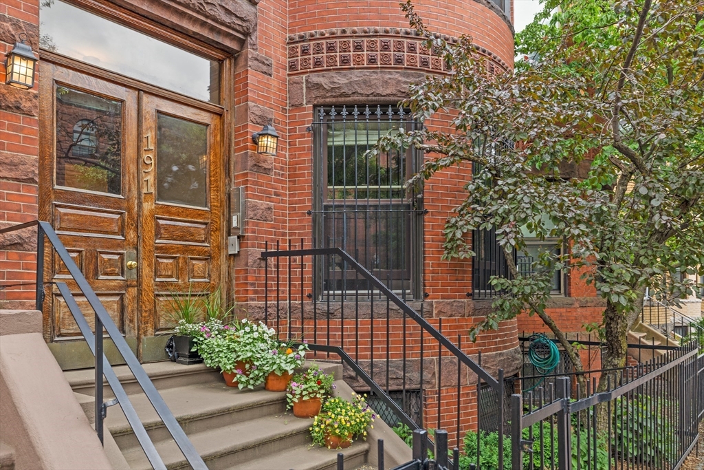 191 Saint Botolph St # 4