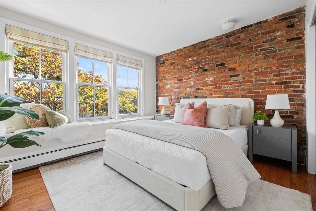 Renovated 2 Bed with Private Roof Deck