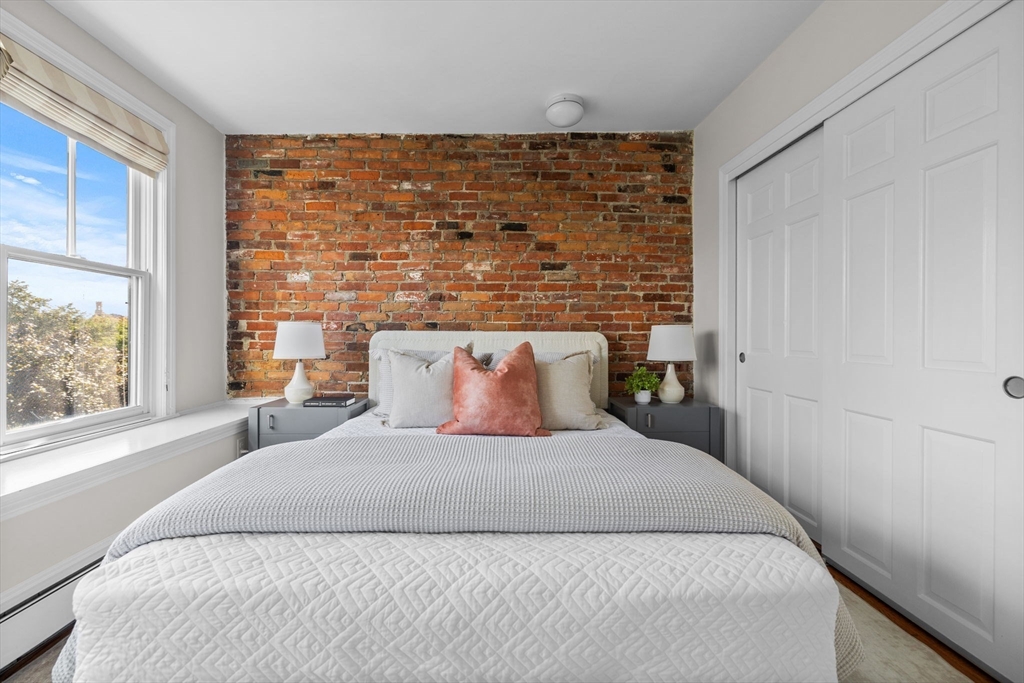 Renovated 2 Bed with Private Roof Deck