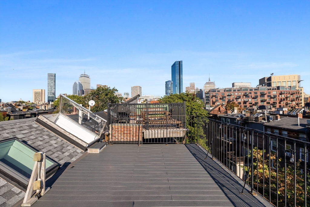 Renovated 2 Bed with Private Roof Deck