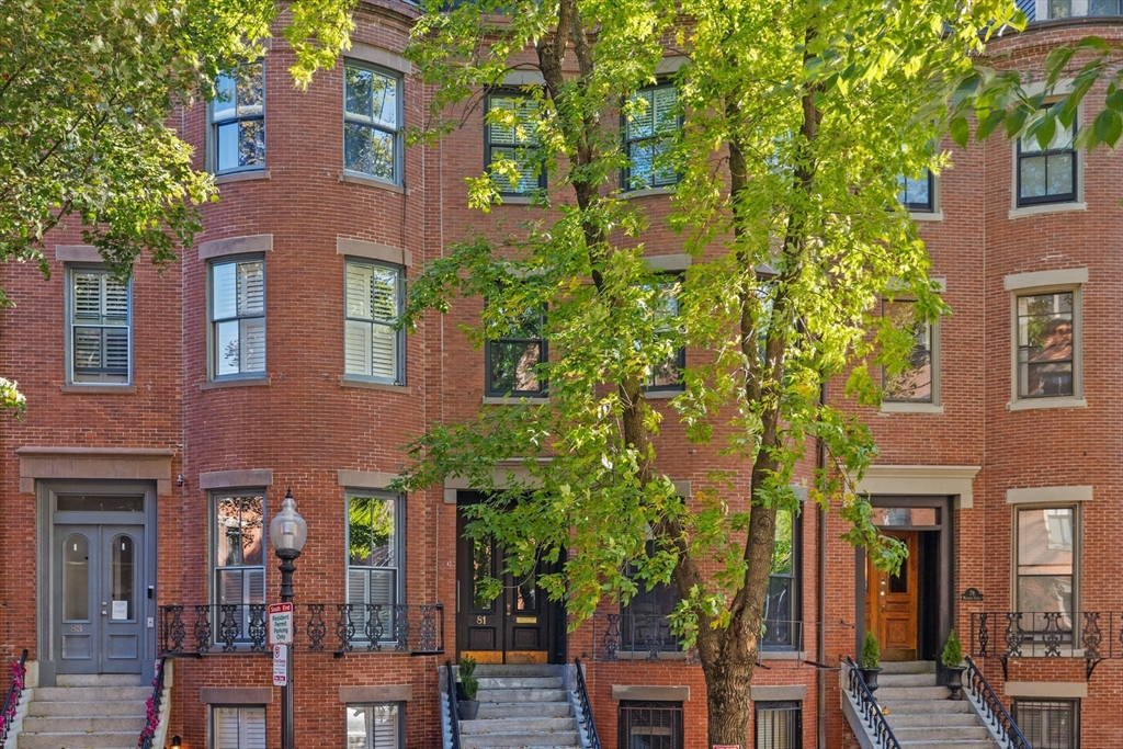 Renovated 2 Bed with Private Roof Deck